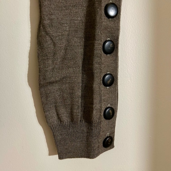 ✨NWT✨ Sézane 100% Merino Wool Fitted Crew Neck Buttoned Sleeve Sweater Taupe - M - Picture 6 of 12